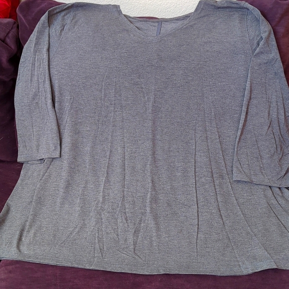 A Fall top with three quarter length sleeves - Picture 1 of 2